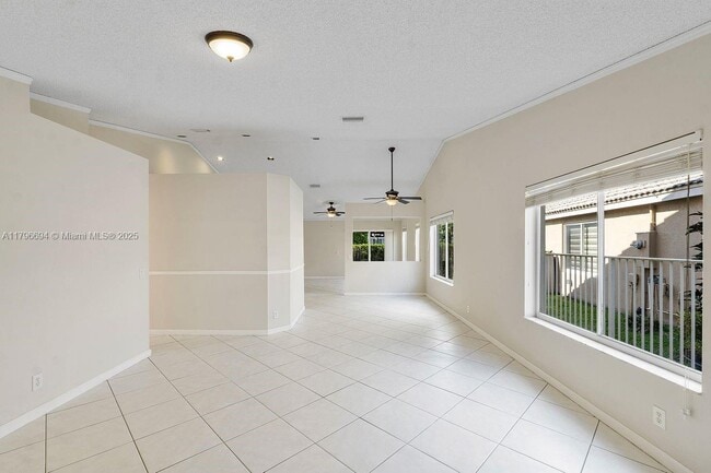 Building Photo - 4013 Pine Ridge Ln
