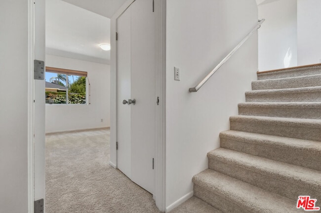 Building Photo - 656 Angelus Pl