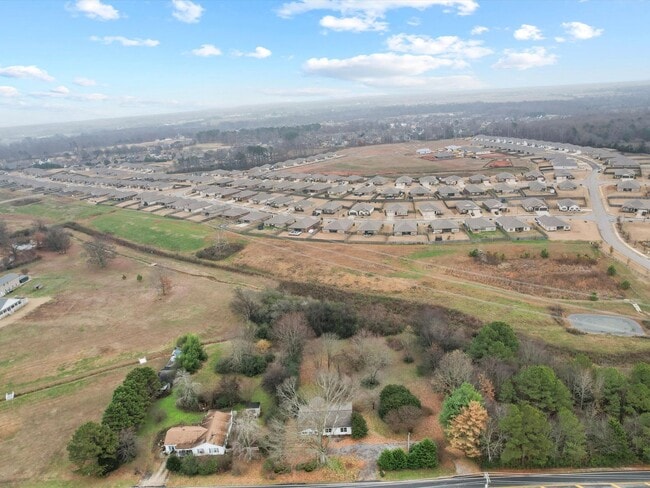 Building Photo - Enjoy privacy and seclusion while still being in Athens City!