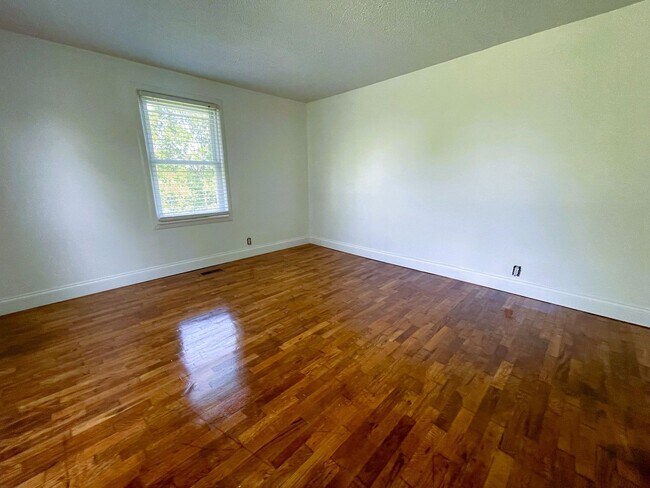 Building Photo - Cozy 3 bedroom home with country feel! Large Acreage!