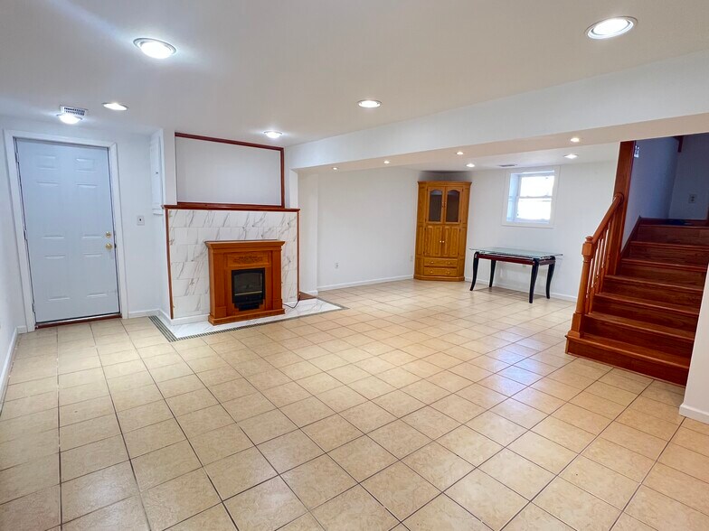 Building Photo - 2507 Sheridan Dr