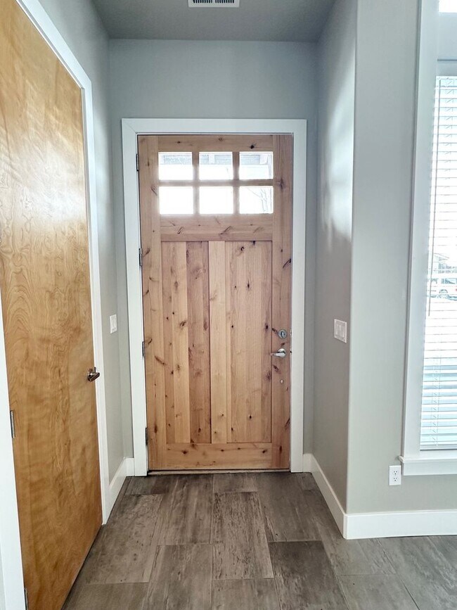 Building Photo - Rarely available in the most preferred River District! Available July 2026