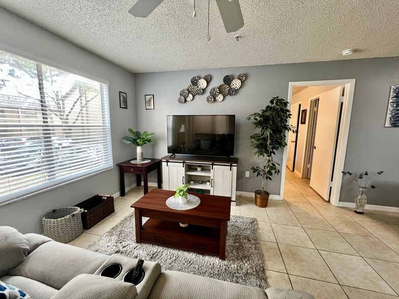 Building Photo - 976 Leeward Pl