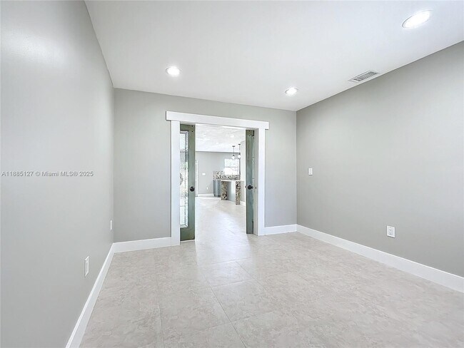 Building Photo - 13804 Kendale Lakes Dr