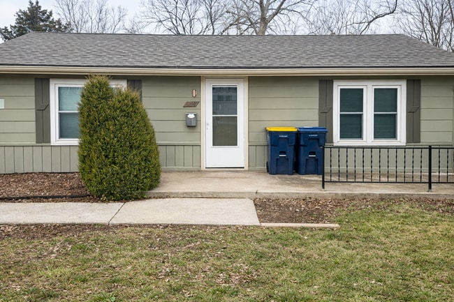 Building Photo - Super Cute Home