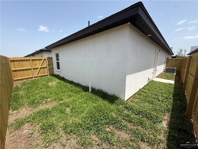 Building Photo - 9 S Woodland Dr