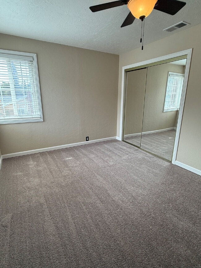 Building Photo - Spacious 4 Bedroom 2.5 Bathroom Hayward Home with Fresh Paint and New Carpet