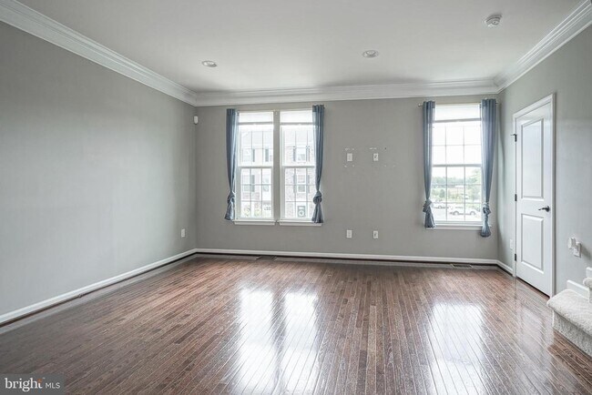 Building Photo - 1048 Regency Pl