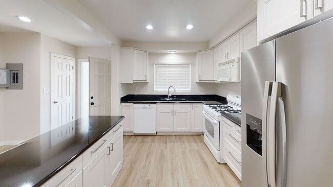 Building Photo - Easy Walk to Campus (Lease out, pending signatures. Check back in a few days!)