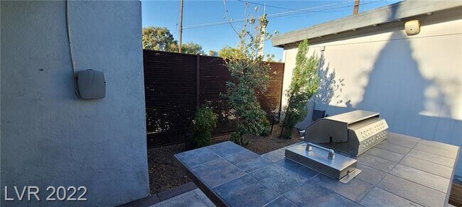 Building Photo - FULLY FURNISHED! & Recently renovated mid-term in downtown - close to arts district