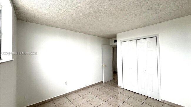 Building Photo - 666 W 81st St