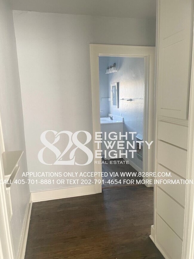 Building Photo - Historic 2nd Level Apartment Minutes from the Plaza District in OKC!
