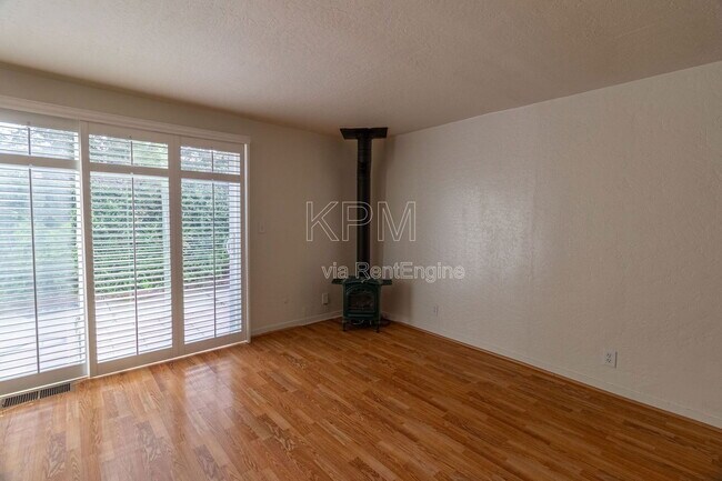 Building Photo - 966 W Mariposa Ave