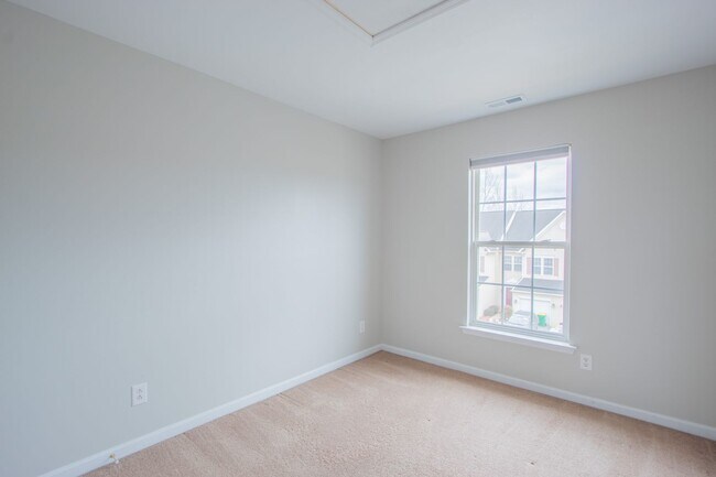 Building Photo - Great Views Overlooking the Golf Course - Large 3 Bedroom End unit TownHouse