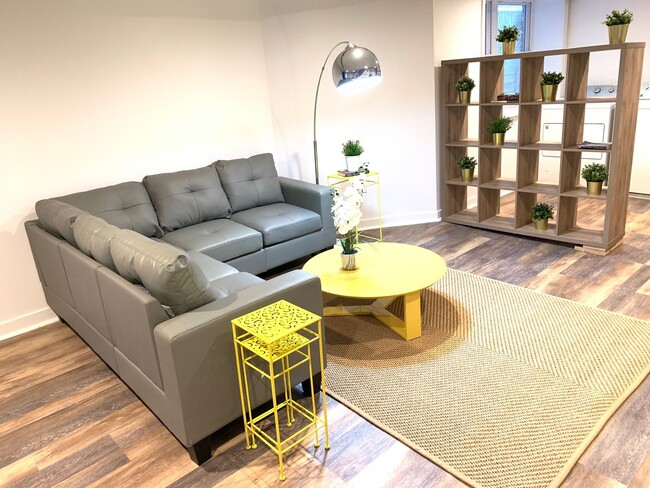 Building Photo - 2428 Cambreleng Ave