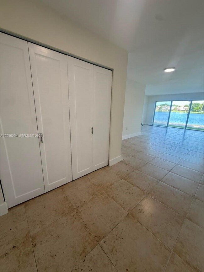 Building Photo - 9351 Fontainebleau Blvd