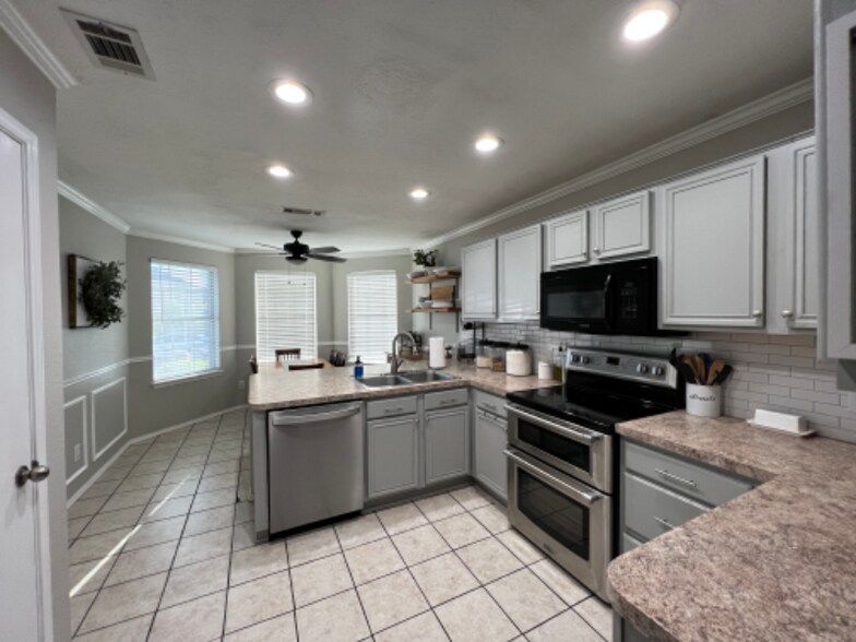 Building Photo - 777 Eagle Dr