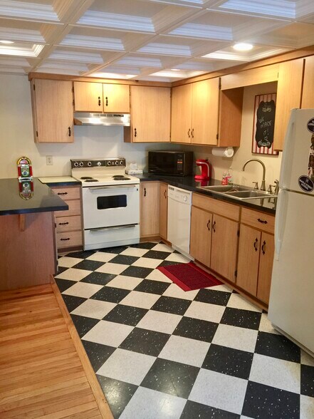 cafe style kitchen - 11 Overlook Ln N