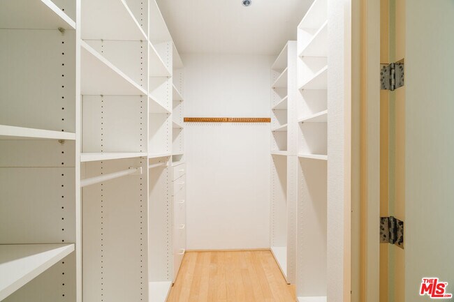 Building Photo - 10520 Wilshire Blvd