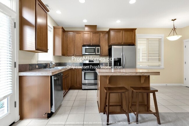 Building Photo - Spacious Three-Bedroom Condo Awaits in Des...