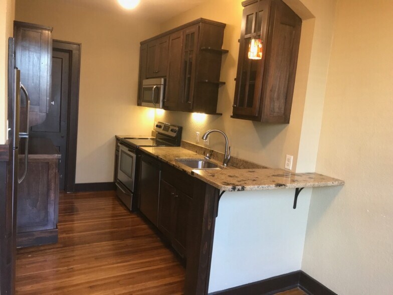 Building Photo - 616 E 7th St