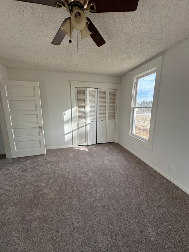 Building Photo - 3 bedroom 3 bathroom with an office Countr...