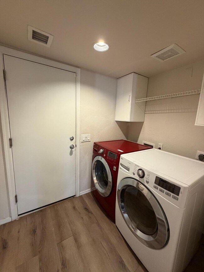 Building Photo - 902 S Surfside Dr