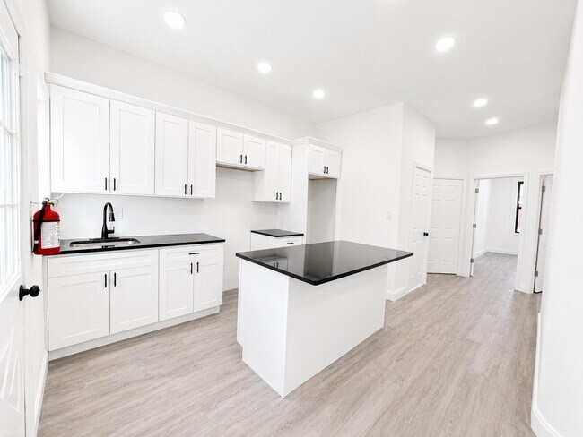Building Photo - 428 56th St