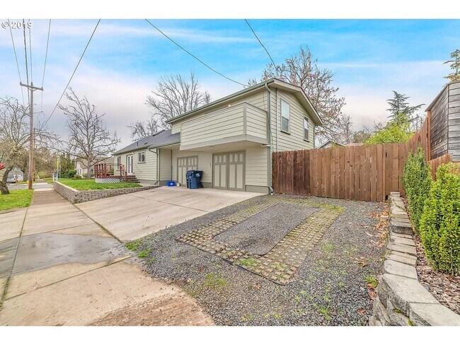 Building Photo - Charming 4-Bedroom Home Near UO Campus – Spacious, & Well-Maintained