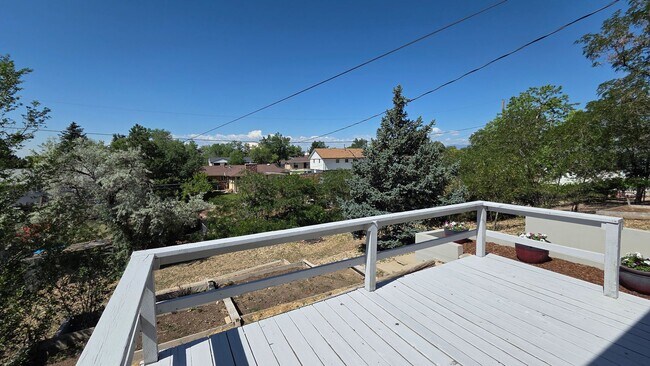 Building Photo - 4 Bedroom 2 Bath with Finished Basement and Study!
