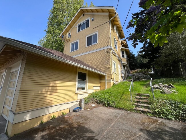 Building Photo - Studio apartment near WWU!