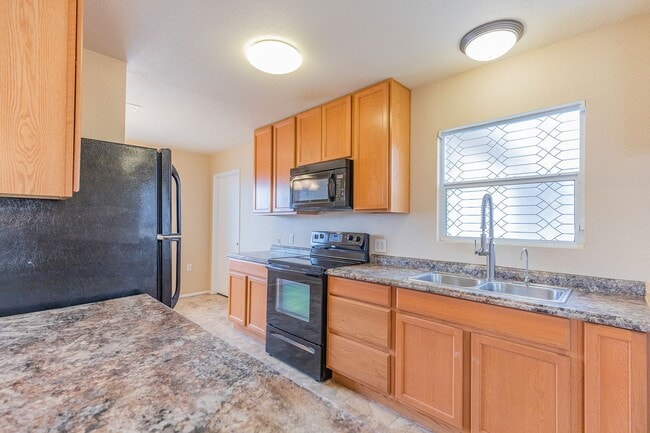 Building Photo - Bright & Inviting 3 Bed 1 Bath Home - Featuring Large Backyard!