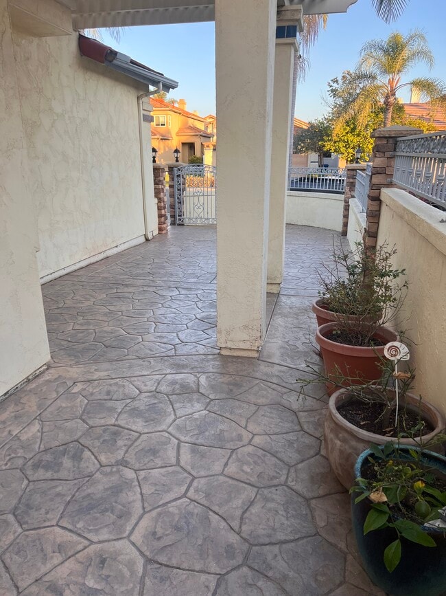 Building Photo - 556 Almonte Pl