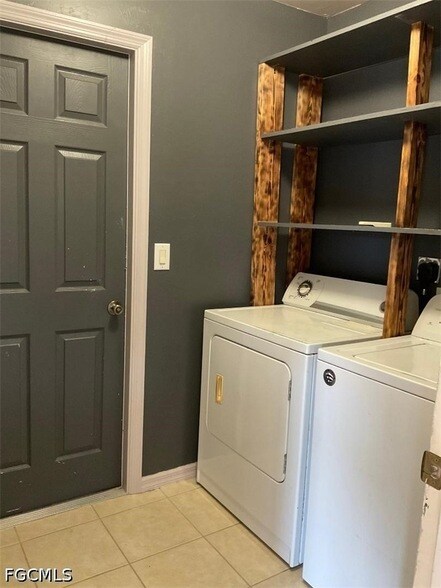 Building Photo - 2323 NE 26th St