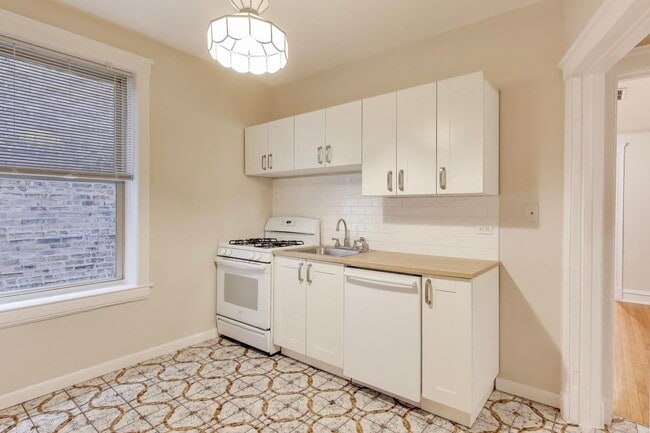 Building Photo - 4002 N Hermitage Ave