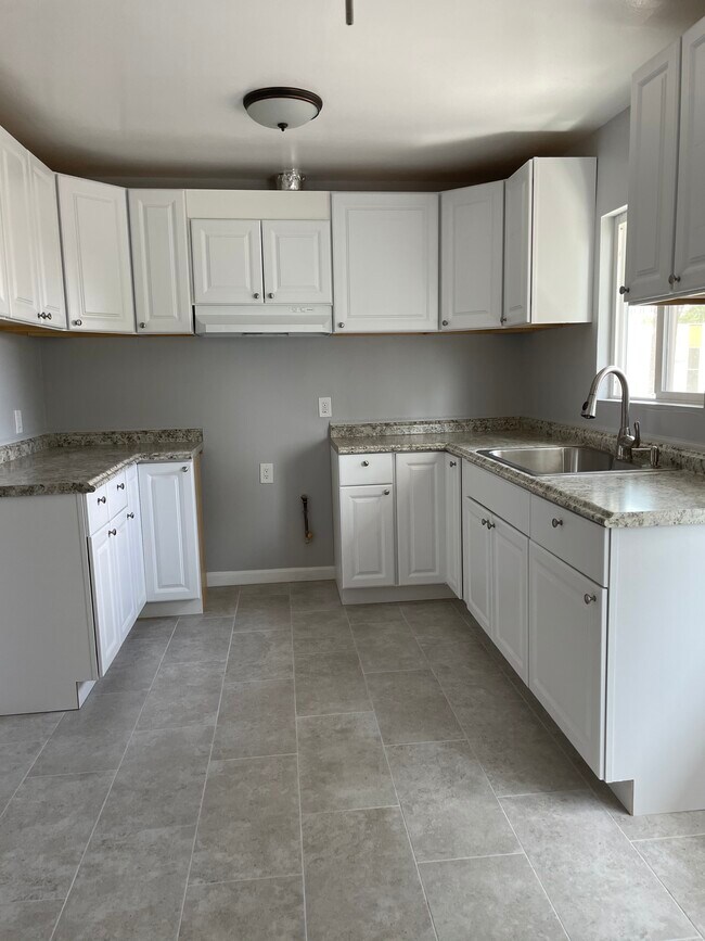 Kitchen - 709 S Primrose Ave