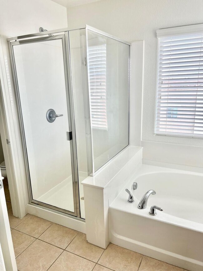 Building Photo - 3bd 3bth in gated community