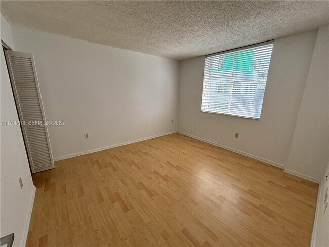 Building Photo - 126 SW 17th Rd