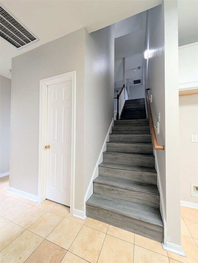 Building Photo - 8803 Wheatland Dr