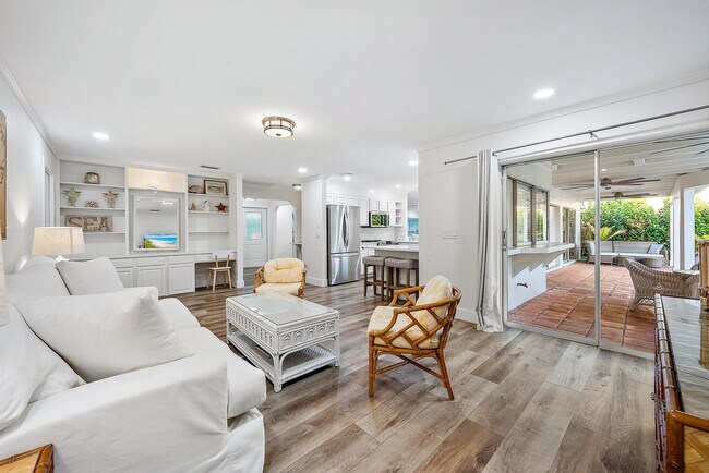 Building Photo - 305 Country Club Dr