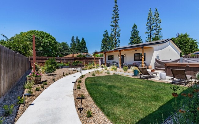 Building Photo - Karin's Kottage-New 2 Bedroom/2 Bath Furnished or Unfurnished Oasis for Lease