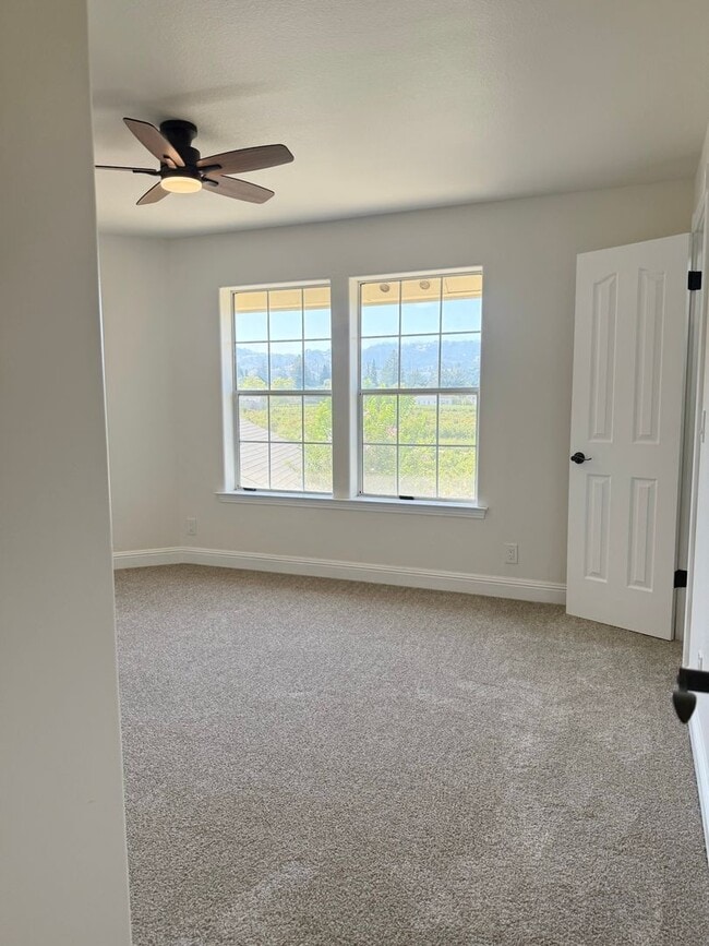 Building Photo - Pet Friendly! Walk to Downtown