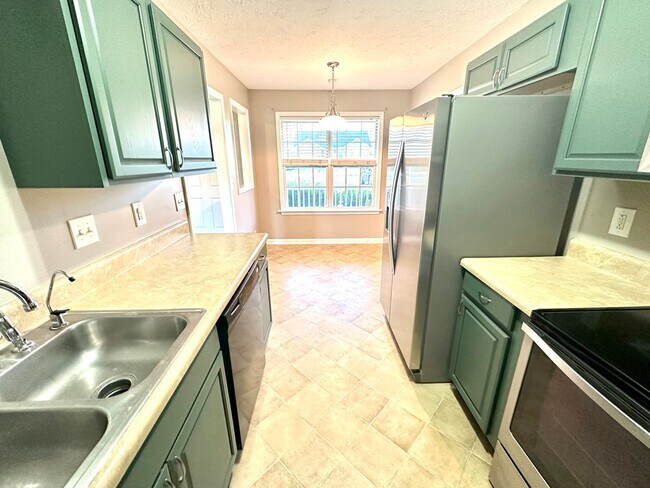 Building Photo - Cozy Single-Family Home with a Fenced Backyard