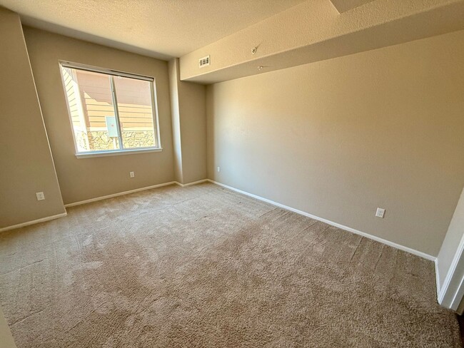 Building Photo - 2 WEEKS FREE! Spacious Townhome!