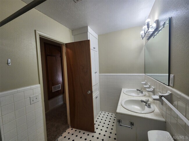 Building Photo - 1203 Oates Rd