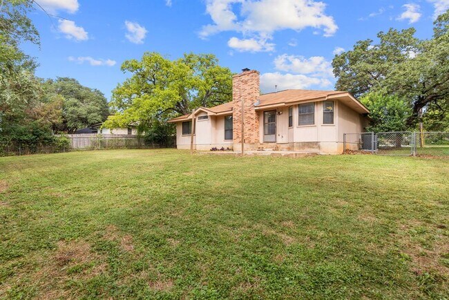 Building Photo - 506 Lakeway Dr