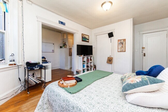 Building Photo - 118 Riverway