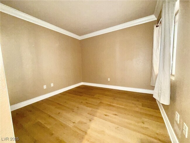 Building Photo - 220 E Flamingo Rd