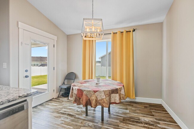 Building Photo - Partially furnished Twin home in Rigby