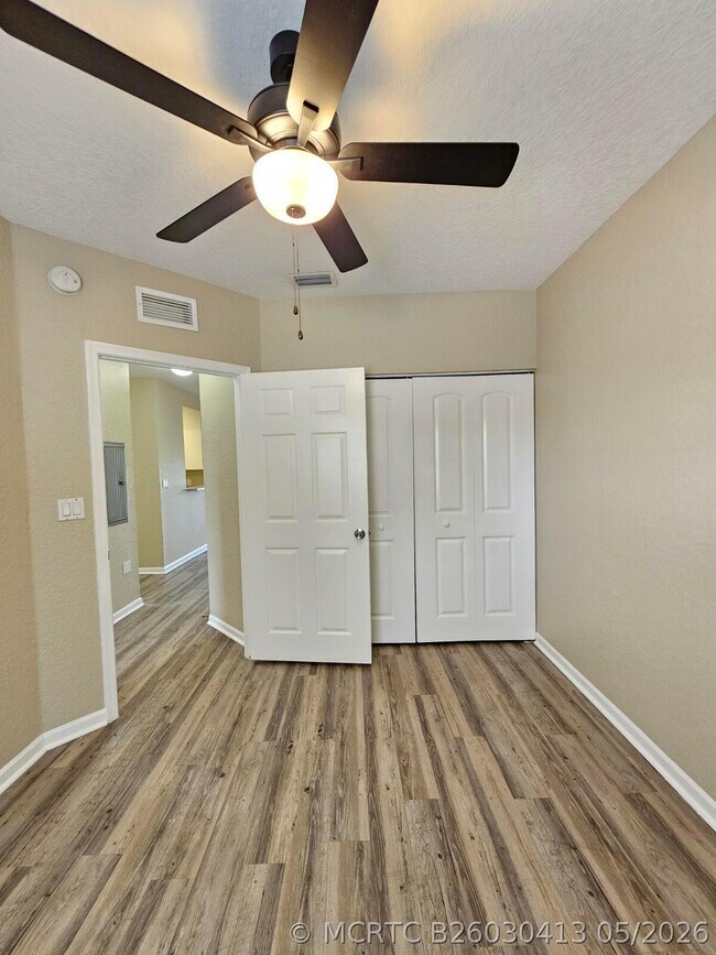 Building Photo - 1063 Golden Lakes Blvd